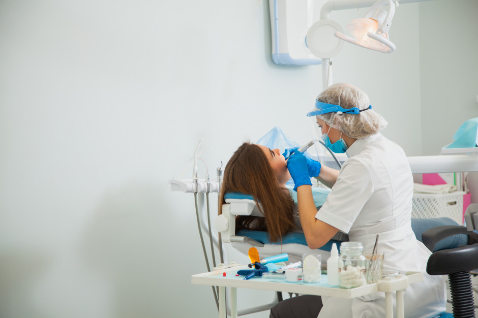 Unijne przepisy wycofały amalgamat dentystyczny z praktyki stomatologicznej Fot. Shutterstock