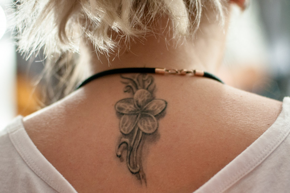Tatuaże lepiej przykrywać ubraniem podczas przyjmowania pacjentów Fot. Shutterstock