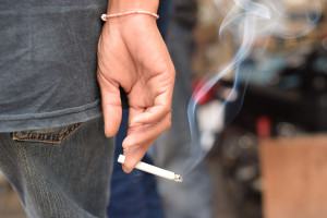 Palenie papierosów niweczy efekty leczenia dziąseł