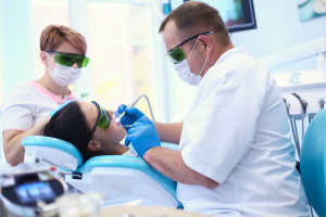 Periimplantitis zagraża implantom zębowym. Naukowe dowody na skuteczność leczenia