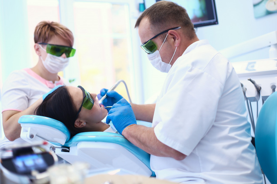 Implantom zębowym zagraża periimplantitis Fot. Shutterstock