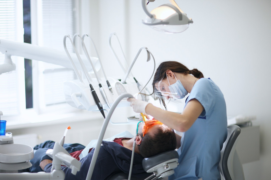 Komercyjne usługi stomatologiczne, realizowane przez świadczeniodawcę kontraktowego Fot. Shutterstock