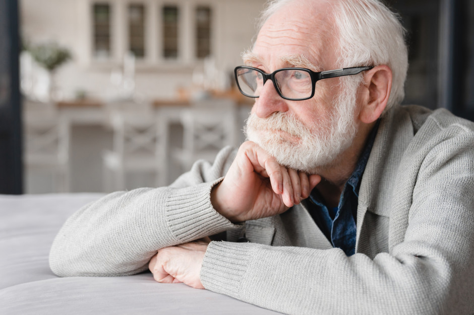 Izolacja społeczna seniorów zwiększa ryzyko bezzębia Fot. Shutterstock
