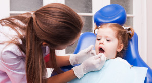 Fala nienawiści po wizycie uczniów u dentysty. Poszło o maseczki