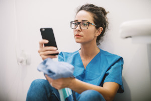Na ile Kodeks Etyki Lekarskiej reguluje aktywność lekarzy w mediach społecznościowych?