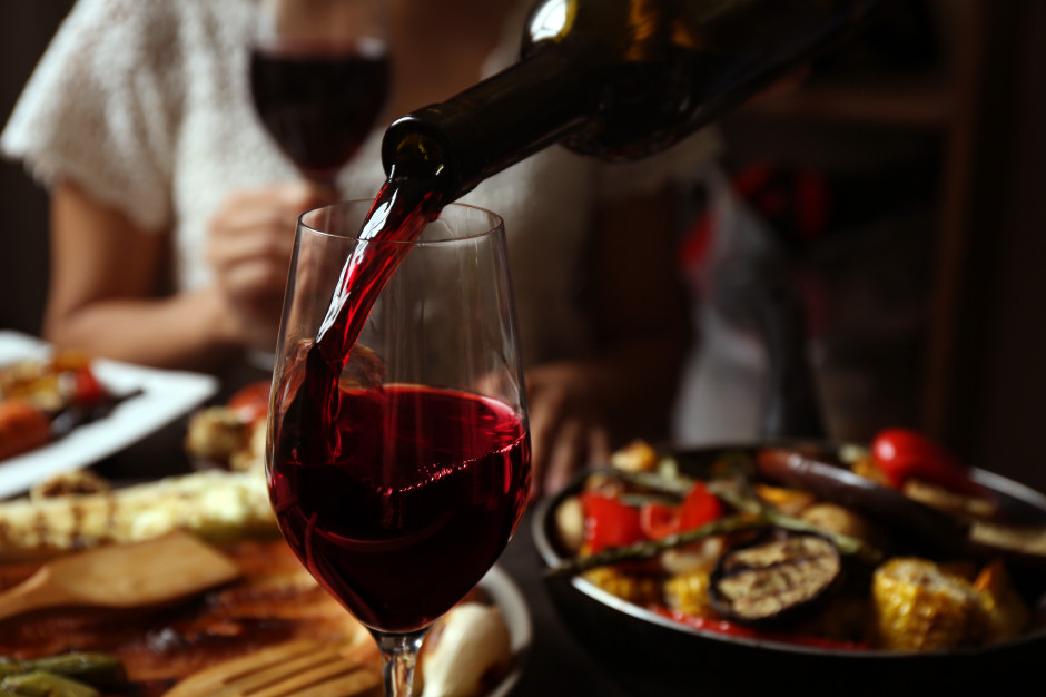 Czerwone wino jest na liście "wrogów" białego szkliwa Fot. Shutterstock