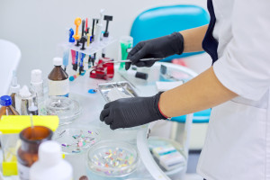 Nowa generacja nietoksycznych, antybakteryjnych żywic dla stomatologii