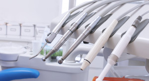 Darmowe zabiegi u dentysty w ramach NFZ. Na liście kilkadziesiąt świadczeń