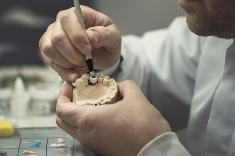 Technik dentystyczny jak ma opodatkować uzyskiwane przychody? Fot. AdobeStock Technik dentystyczny jak ma opodatkować uzyskiwane przychody? Fot. AdobeStock