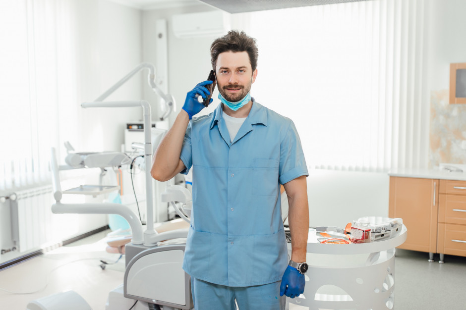 Z jakich względów pacjent wybiera konkretnego dentystę, żeby leczyć zęby. Fot. AdobeStock