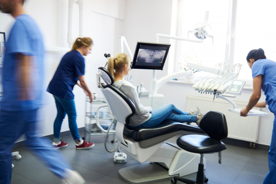 Higienistki stomatologiczne walczą o rozszerzenie uprawnień do zabiegów leczenia próchnicy Fot. Shutterstock