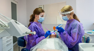 NFZ ogranicza dostęp do leczenia stomatologicznego. Dentyści zbulwersowani
