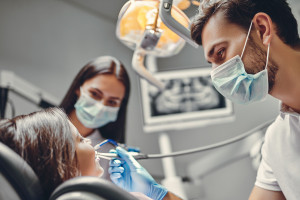 Jak rozliczać świadczenia pakietowe w stomatologii. Są szczegółowe wyjaśnienia NFZ