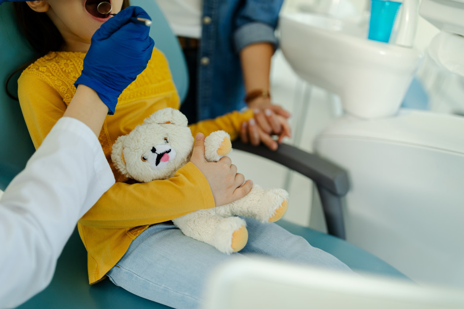 Opiekunowie mają wpływ na zachowanie dzieci u dentysty Fot. AdobeStock