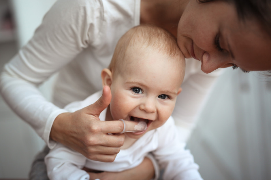 Higiena jamy ustnej dziecka także przed pierwszym ząbkowaniem Fot. AdobeStock