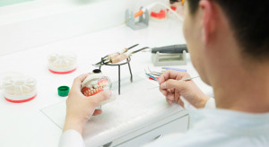 Komu zależy na wdrożeniu zawodu specjalisty do spraw techniki dentystycznej?