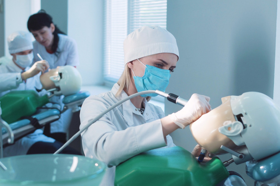 Wakat na stanowisku adiunkta na stomatologii UM w Białymstoku Fot. Shutterstock