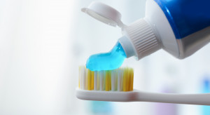 Pasta do zębów z hydroksyapatytem równie skuteczna jak z fluorem