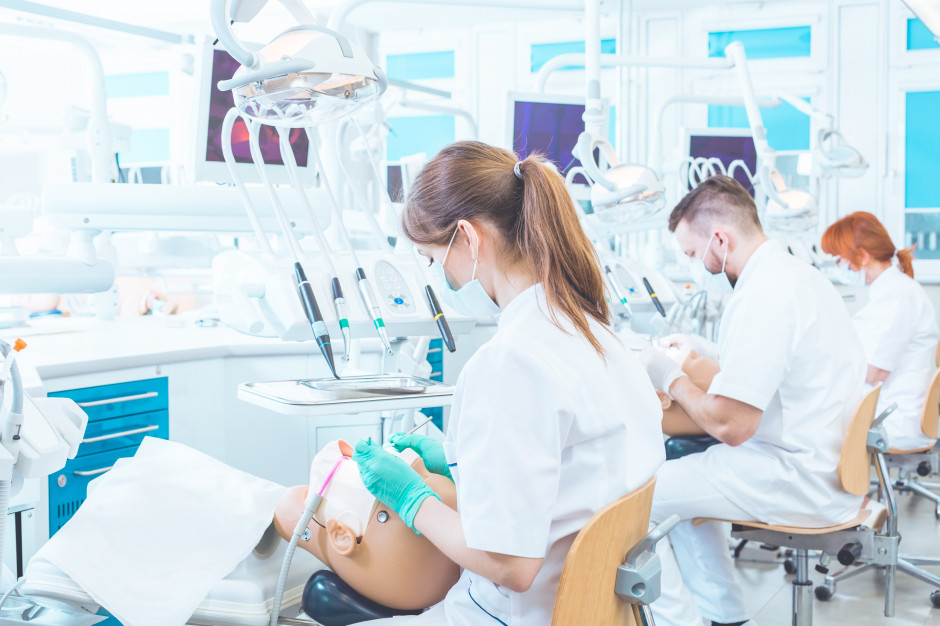 Trzeba mieć minimum 162 pkt., aby studiować stomatologię w UM w Białymstoku Fot. AdobeStock Trzeba mieć minimum 162 pkt., aby studiować stomatologię w UM w Białymstoku Fot. AdobeStock