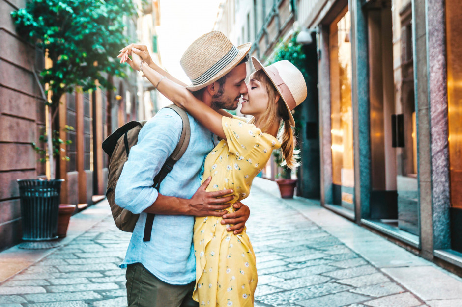 Kiedy pocałunek może oznaczać próchnicę? Fot. AdobeStock