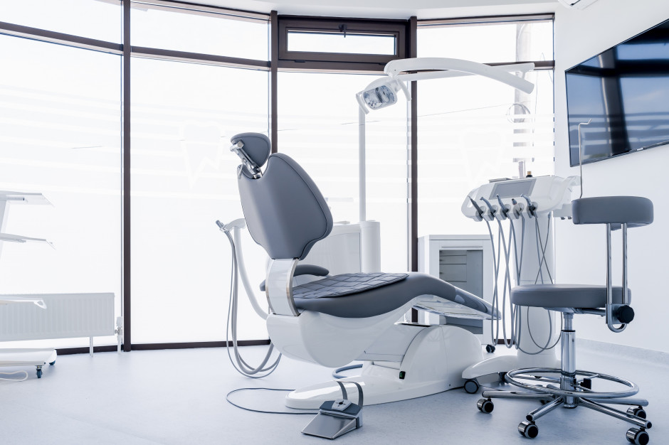 Kto z dentystów jest chętny na podpisanie kontraktu z NFZ? Fot. AdobeStock Kto z dentystów jest chętny na podpisanie kontraktu z NFZ? Fot. AdobeStock