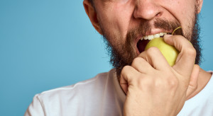 Palacze, którzy jedzą owoce mniej zagrożeni chorobą dziąseł