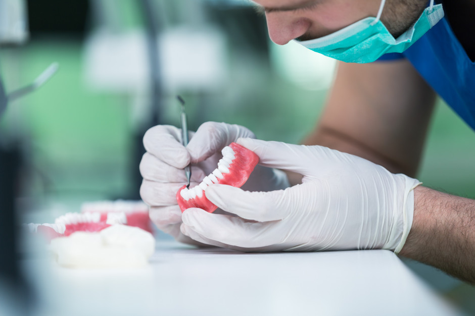 Praca na WUM dla technika dentystycznego Fot. Shutterstock