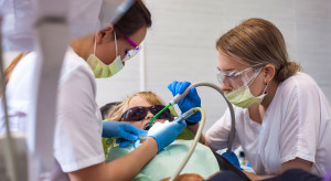 Trwają konkursy na leczenie stomatologiczne dzieci w szkole. NFZ czeka na chętnych