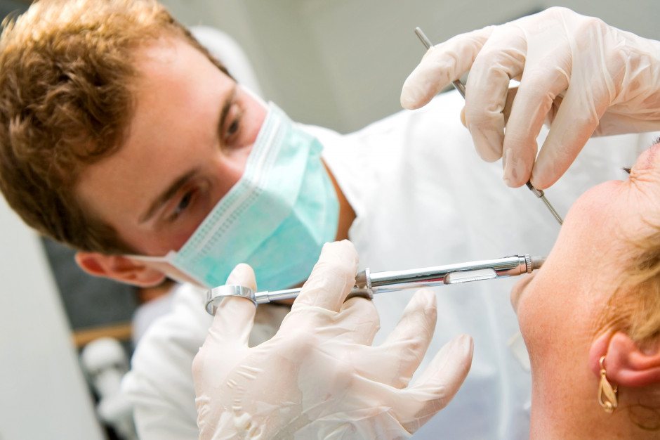 Bardzo wiele zabiegów stomatologicznych odbywa się po podaniu środka znieczulającego Fot. Shutterstock