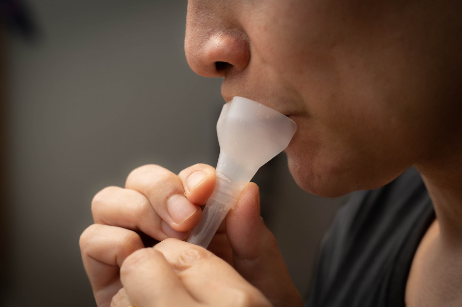 Testy wykorzystujące próbkę śliny sprawdzają się w diagnostyce wielu chorób Fot. Shutterstock