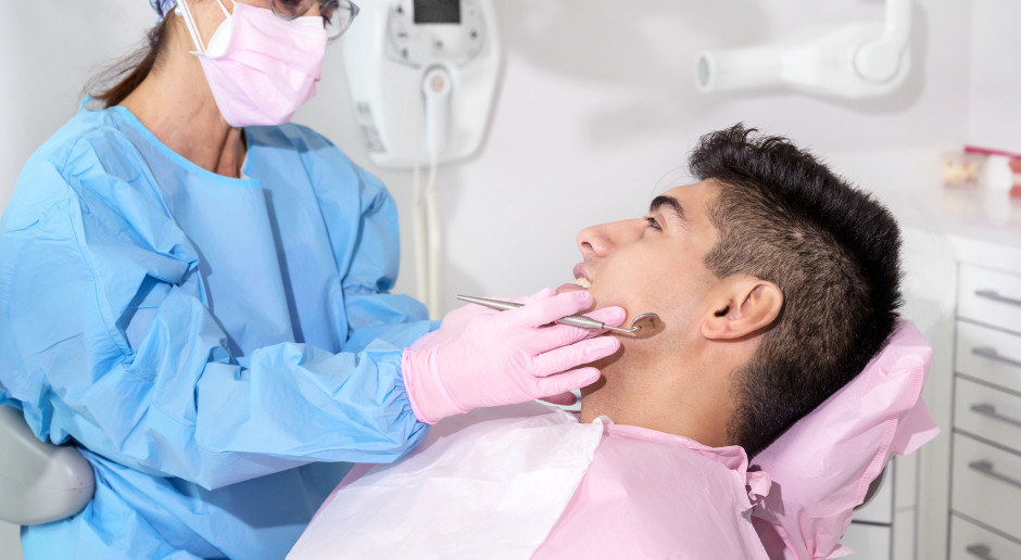 Dlaczego Polacy rzadko odwiedzają dentystę? Zaskakujące wyniki nowego badania