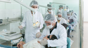 Spór o skrócenie stażu lekarzy. Czy uczelnie udźwigną dwuosobowe grupy kliniczne?