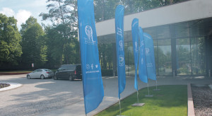 Mazowieckie Spotkania Stomatologiczne przed ścianą