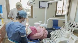 Ministerstwo Zdrowia: komunikaty NFZ o lakierowaniu zębów porządkują rozliczenia w stomatologii
