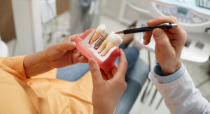 Dlaczego antybiotyki zawodzą przy implantach? Naukowcy wskazują winnego