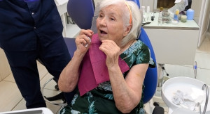 Co dewastuje zdrowie jamy ustnej seniorów? Nowe badanie wyjaśnia przyczyny