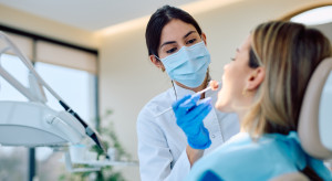 Największy wpływ na koszt wizyty u dentysty mają sami pacjenci
