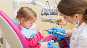 Nowe zasady rozliczania świadczeń stomatologicznych. Dentyści pytają NFZ wyjaśnia