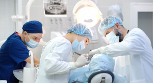 NFZ pozwany za unieważnienie zwrotu za leczenie u dentysty. Sąd zadecydował