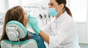 Menopauza a zdrowie jamy ustnej. Na te objawy powinien zwrócić uwagę dentysta