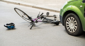 Rowerzysta w wypadku uszkodził ząb. Sąd przyznał ponad 52 tys. zł odszkodowania